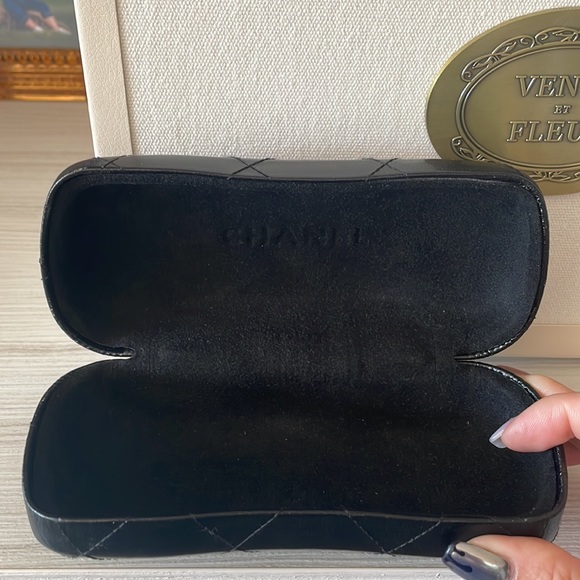 Chanel sunglasses case - Picture 3 of 3